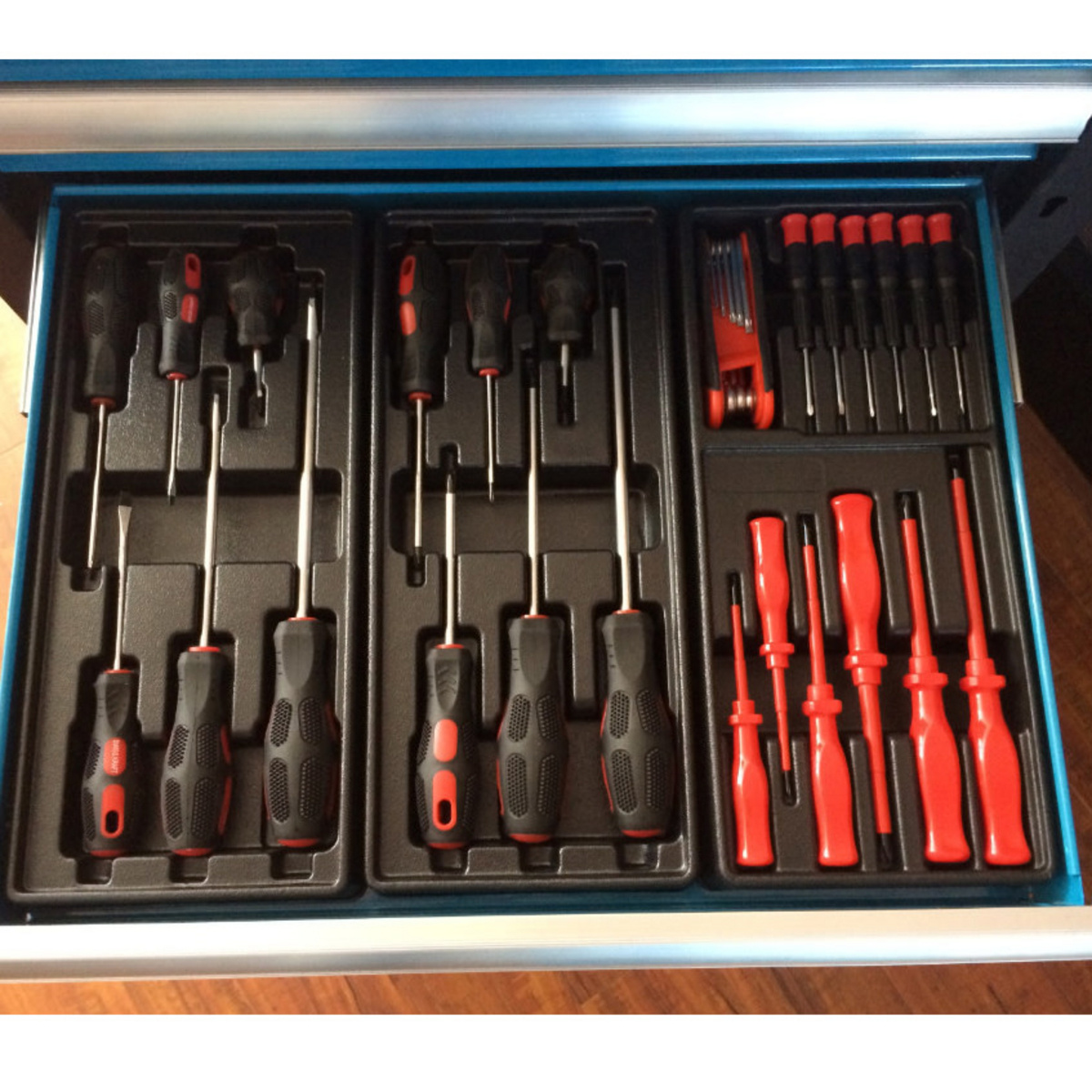 Timco værktøjsvogn med værktøj 6 skuffer 220 dele