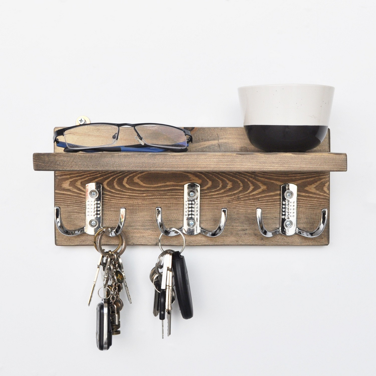 Norda Design håndlavet væghylde med nøgleholder, 30x13x11 cm, 100% grantræ, rustik valnøddefarve | samlet og vægmonteret