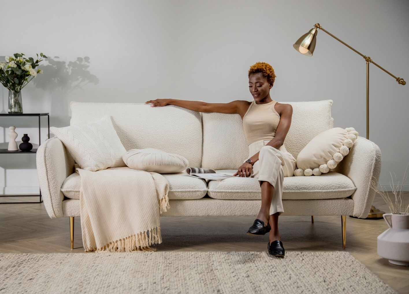 Cosmopolitan Design bouclé-sofa, "Vienna", 2-personers, 160 × 92 × 95 cm, Ascot, guldfarvede metalben