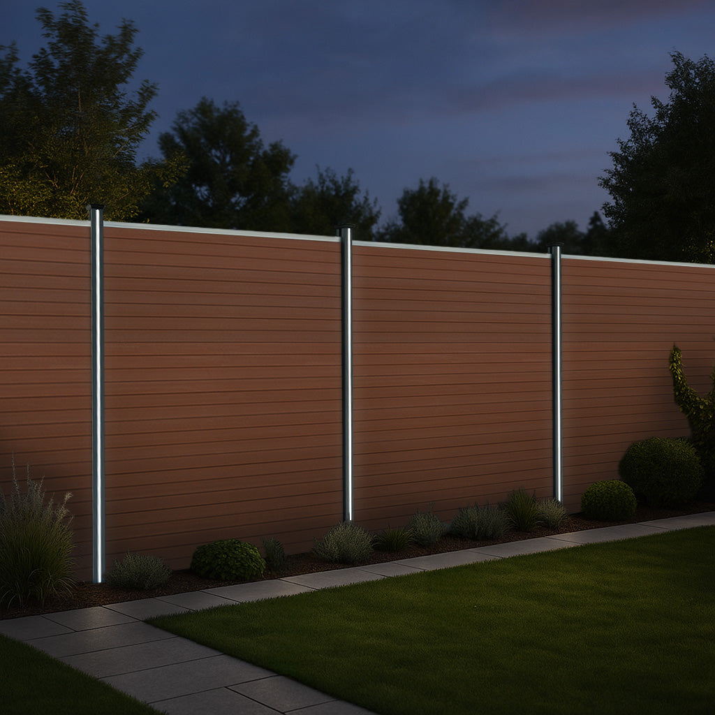 Komposithegnspaneler, hjørnestykke og LED-stolper 1,8 m x 15 m - brun